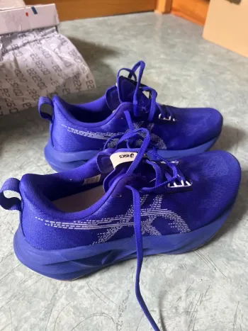 Used Asics Novablast 5 Running Shoes