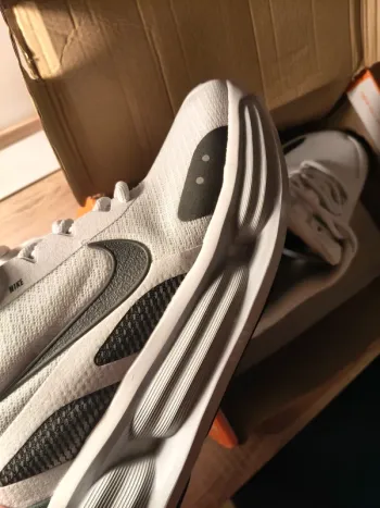 Used Nike Running Shoes Size 44 bike — image 5 of 9