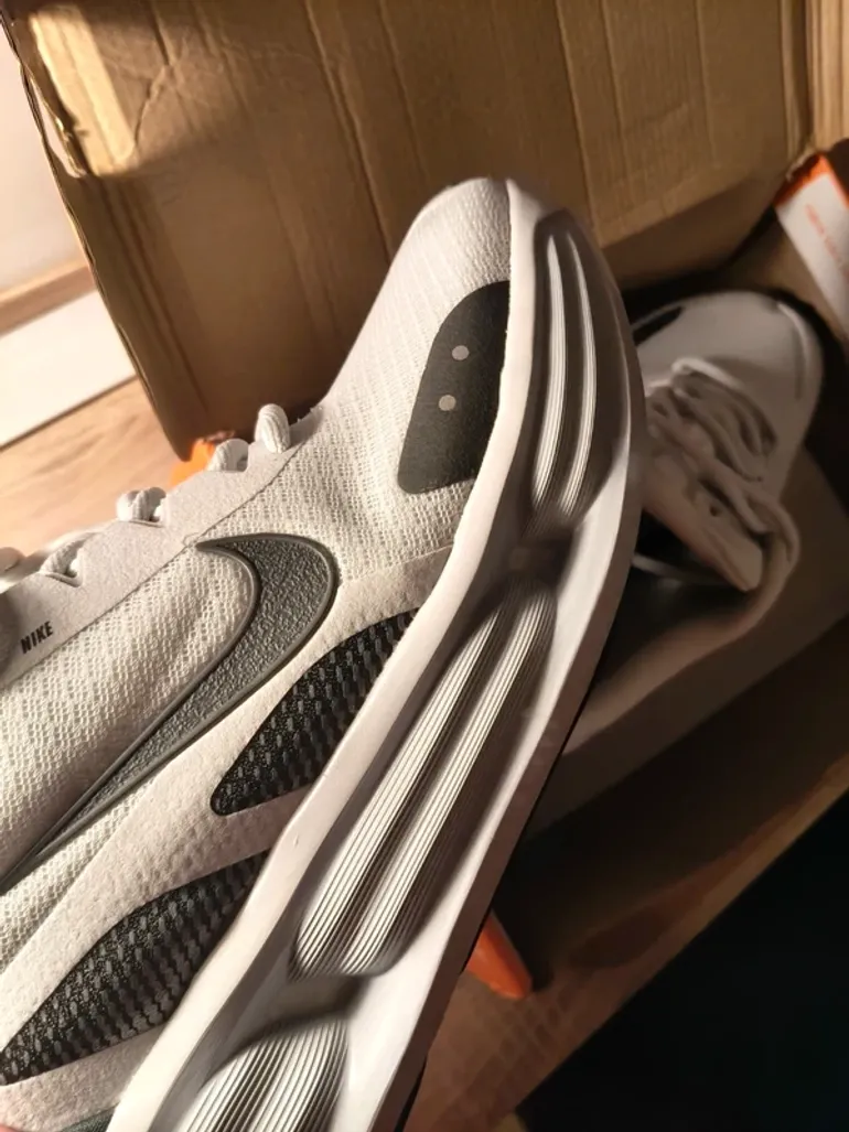 Used Nike Running Shoes Size 44 bike — image 5 of 9