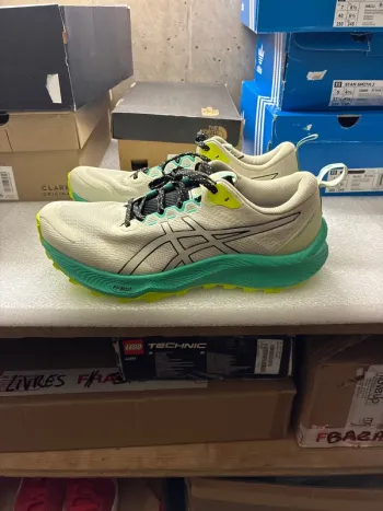 Used Asics Trabuco Terra 3 Running Shoes
