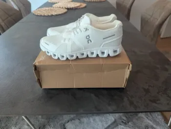 Used White Cloud 5 Running Shoes