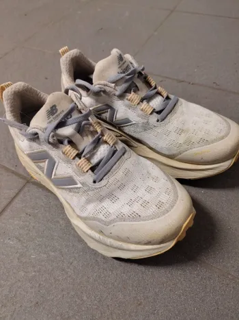 Used New Balance Hierro V9 bike — image 3 of 5