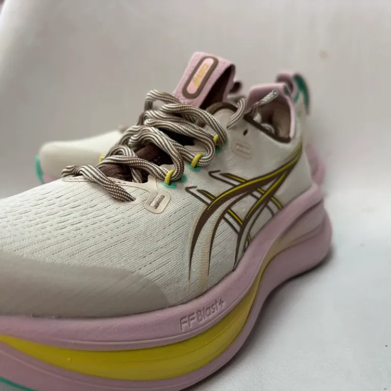Used Asics Gel-Nimbus 28 TR bike — image 2 of 10