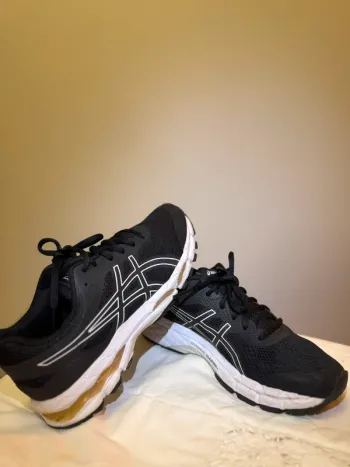 Tweedehands Asics Gel bike — afbeelding 2 van 3