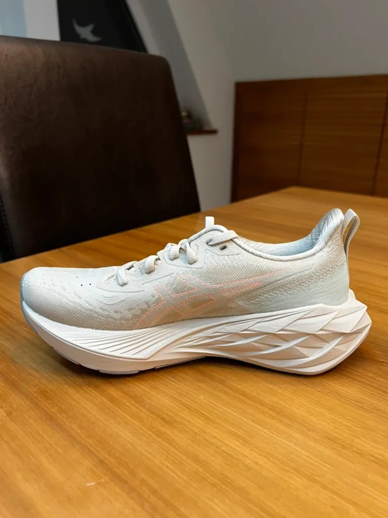 Used Asics Novablast 4 bike — image 11 of 15