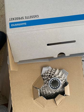 Tweedehands Shimano Deore 11-Speed 11-42T Cassette Drivetrain & Pedals