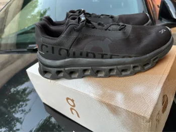 Käytetty On Running Cloudmonster Running Shoes