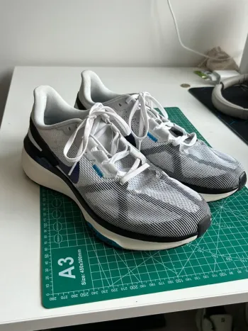 Gebrauchtes Lightweight Structure 25 Running Shoes