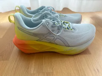 Käytetty Asics Novablast 5 Running Shoes
