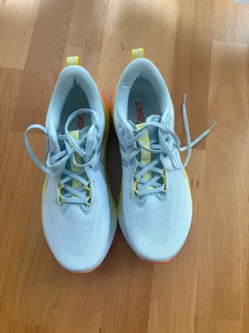 Použité Asics Novablast 5 bike — obrázek 2 z 3