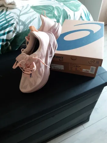 Used Asics Running Shoes Rose bike — image 6 of 6
