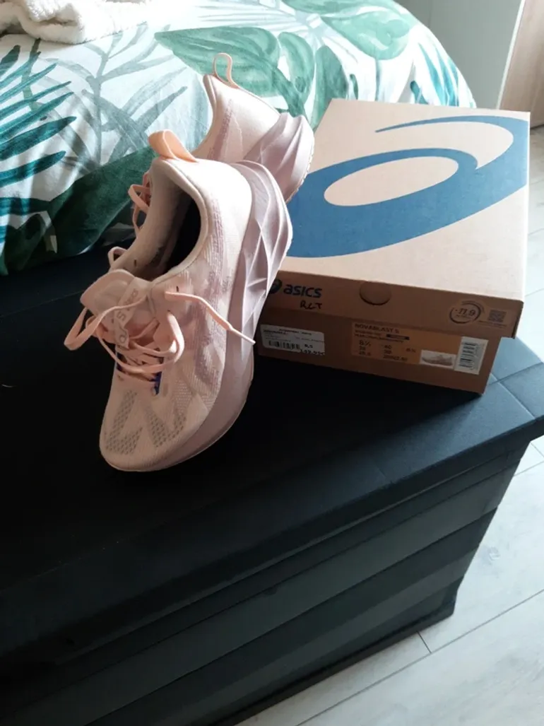 Used Asics Running Shoes Rose bike — image 6 of 6
