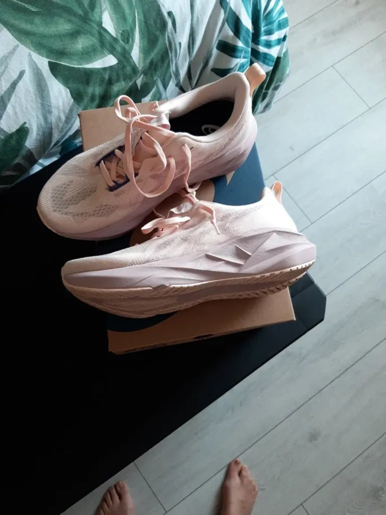 Used Asics Running Shoes Rose bike — image 4 of 6