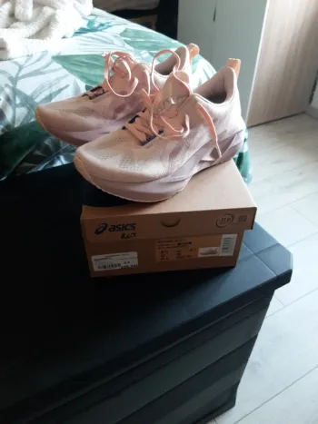 Asics Running Shoes Rose Running Shoes usato