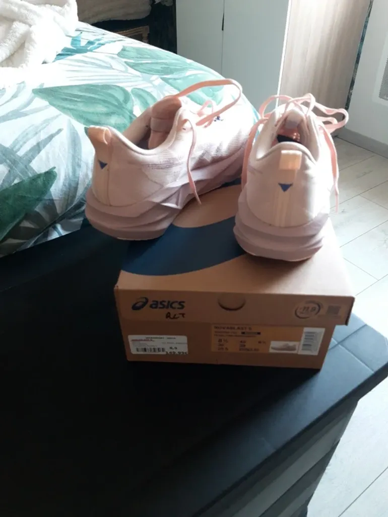 Used Asics Running Shoes Rose bike — image 5 of 6