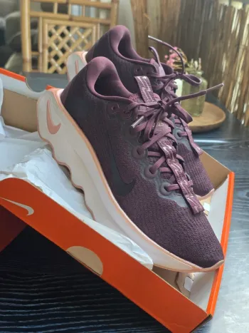 Rose Nike Running Fitness Shoes bike d'occasion — image 2 sur 15