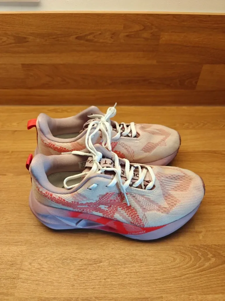 Asics NovaBlast 5 bike d'occasion — image 3 sur 4