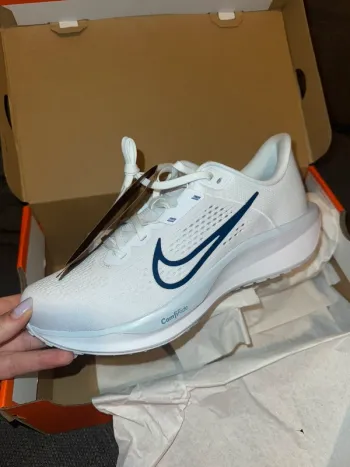 Used Nike Quest 6 Running Shoes