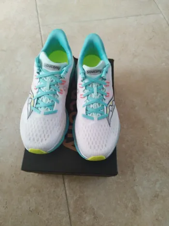 Used Saucony Running Shoes bike — image 3 of 7