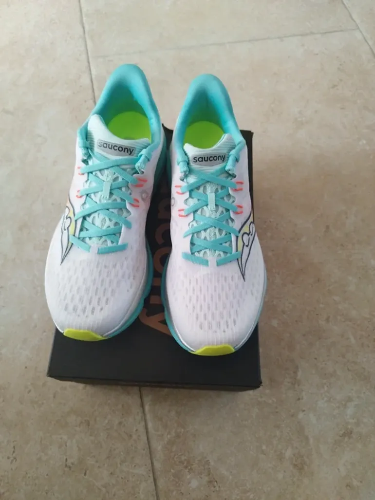 Used Saucony Running Shoes bike — image 3 of 7