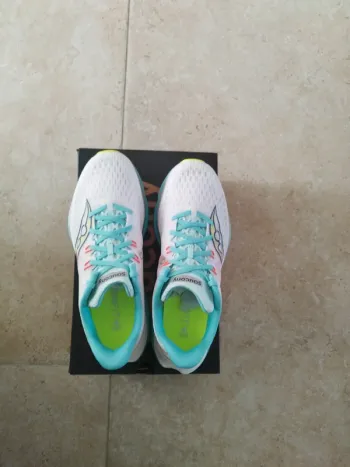 Used Saucony Running Shoes bike — image 2 of 7