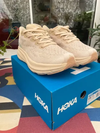Used Simple Clifton 9 Running Shoes
