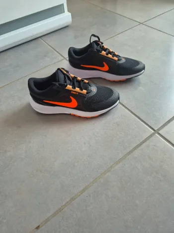 Used Orange Star Runner 5 Running Shoes