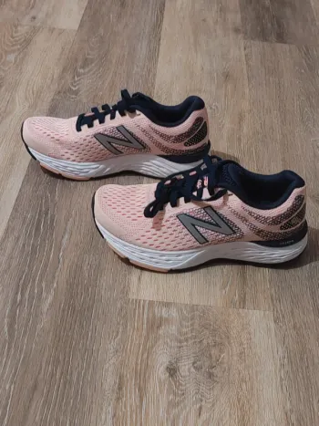 Used New Balance W680 Running Shoes