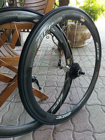 Used Zipp 303 profilo medio, non adatte per freni a disco. complete di cassetta dura ace dieci velocità e coppia di tubolari tufo Wheels