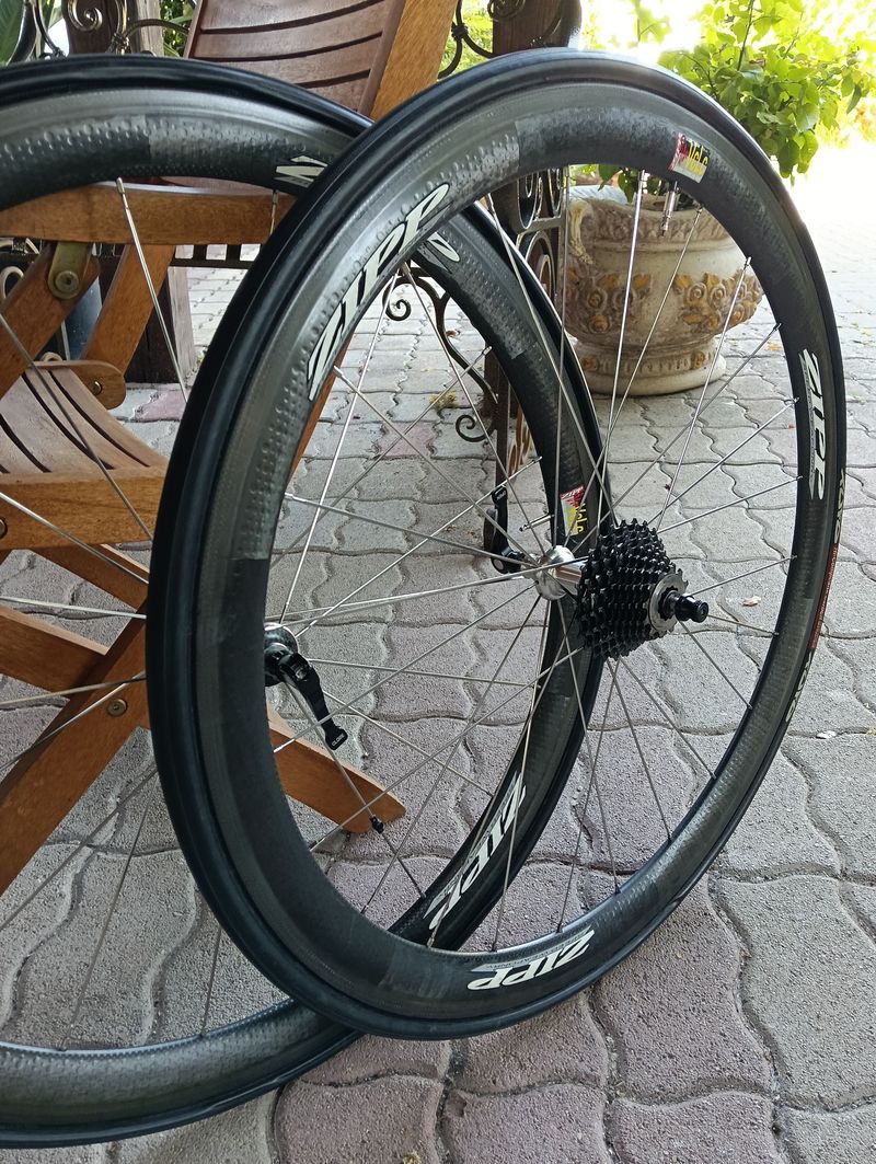 Used Zipp 303 profilo medio, non adatte per freni a disco. complete di cassetta dura ace dieci velocità e coppia di tubolari tufo Wheels