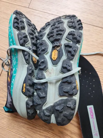 Hoka Running Shoes 40.5 bike usato — immagine 8 di 15