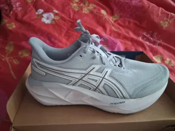 Used Asics Novablast 5 Running Shoes