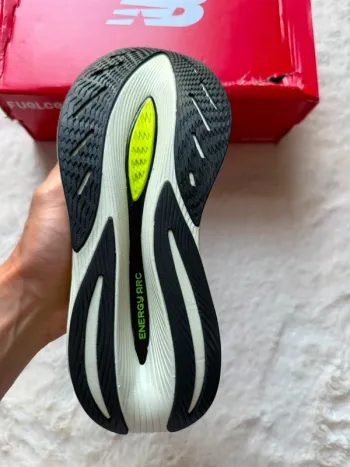 New Balance FuelCell bike d'occasion — image 5 sur 9