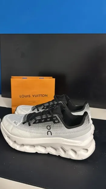 Używany On Running Switzerland Edition Running Shoes
