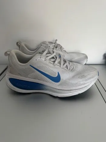 Käytetty Nike Vomero 18 Running Shoes