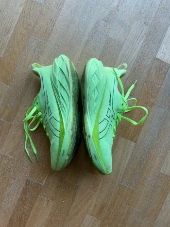 Käytetty Asics Novablast 4 Running Shoes