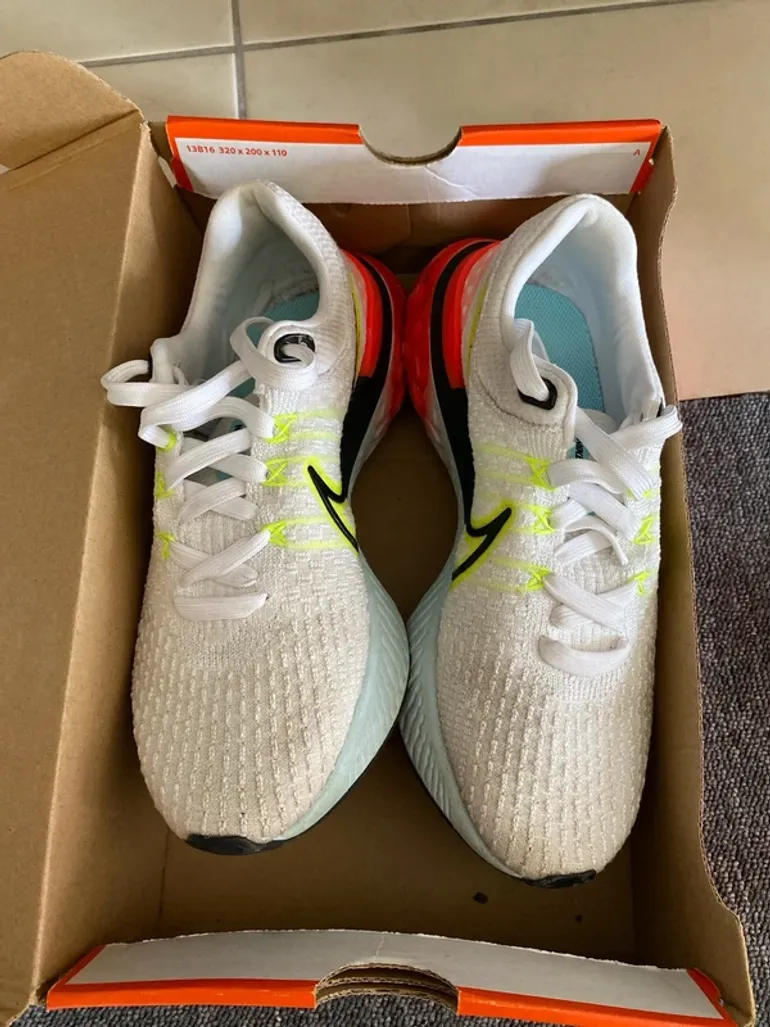 Used Nike Running Shoes bike — image 2 of 8