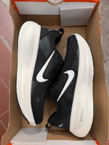 Used White Vomero 18 Running Shoes