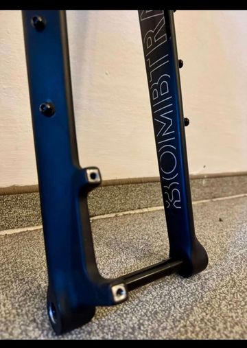 Bombtrack Karbongabel boost bike d'occasion — image 7 sur 7