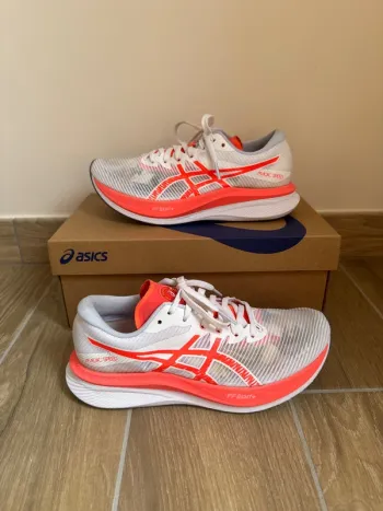 Käytetty Asics Magic Speed 3 Running Shoes