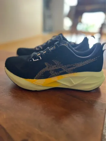 Käytetty Asics Novablast 5 Running Shoes
