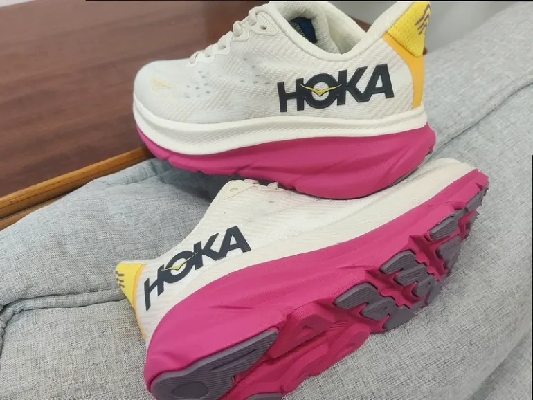 Hoka Cream Shoes Size 40 bike d'occasion — image 3 sur 4