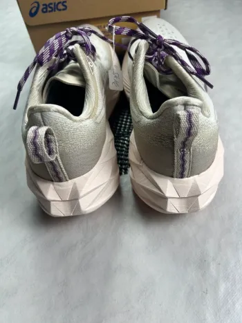 Used Asics Novablast 4 TR bike — image 4 of 8