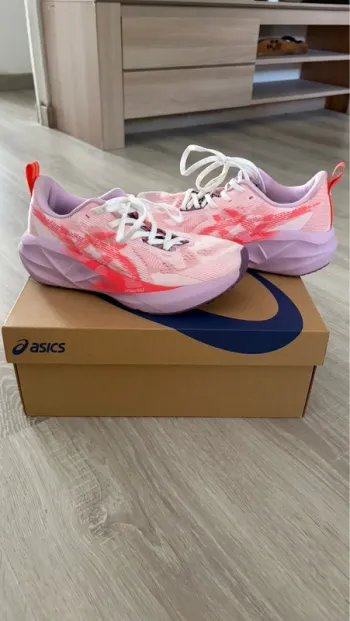 Used Asics Novablast 5 Running Shoes