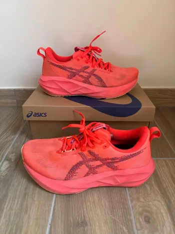 Käytetty Asics Novablast 5 Running Shoes