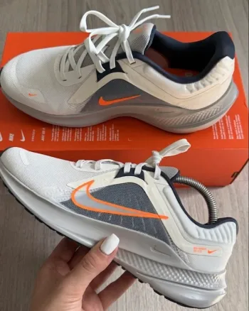 Käytetty Nike Quest 5 Running Shoes