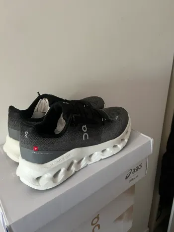 On Running Cloud Running Shoes usato