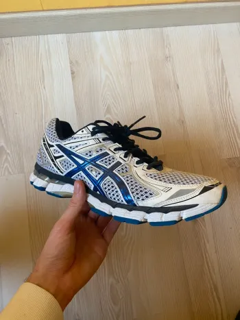 Used Asics GT-2000 Running Shoes