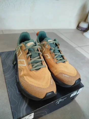 New Balance VENYM FuelCell Running Shoes d'occasion