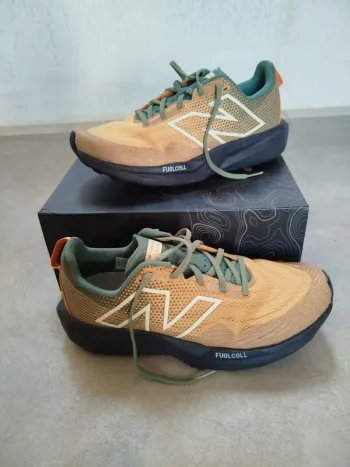 New Balance VENYM FuelCell bike d'occasion — image 2 sur 7